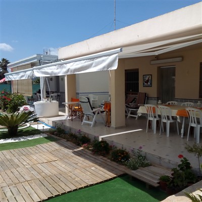 格納式屋外日よけ