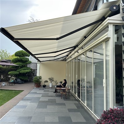 格納式パティオオーニングキャノピー